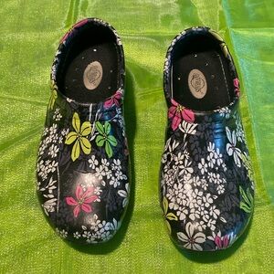 Ladies  shoes size 9  Anywears with slip resistant